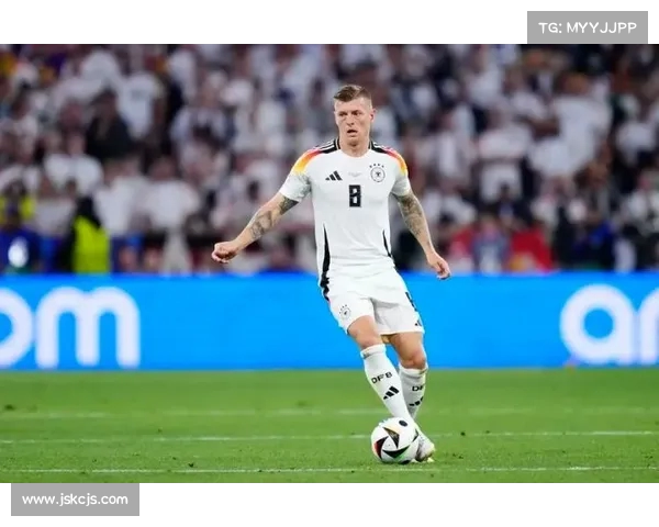 克罗斯引领新时代中场艺术,揭秘其无与伦比的技术与球场智慧 克罗斯引领新时代中场艺术,揭秘其无与伦比的技术与球场智慧